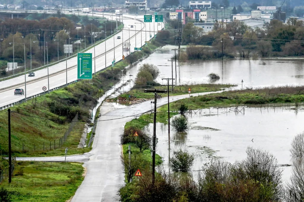 Δυτική Ελλάδα: Κατολισθήσεις, πλημμύρες, δρόμοι που μετατράπηκαν σε ορμητικούς χειμάρρους και ποτάμια! ΦΩΤΟ, ΒΙΝΤΕΟ