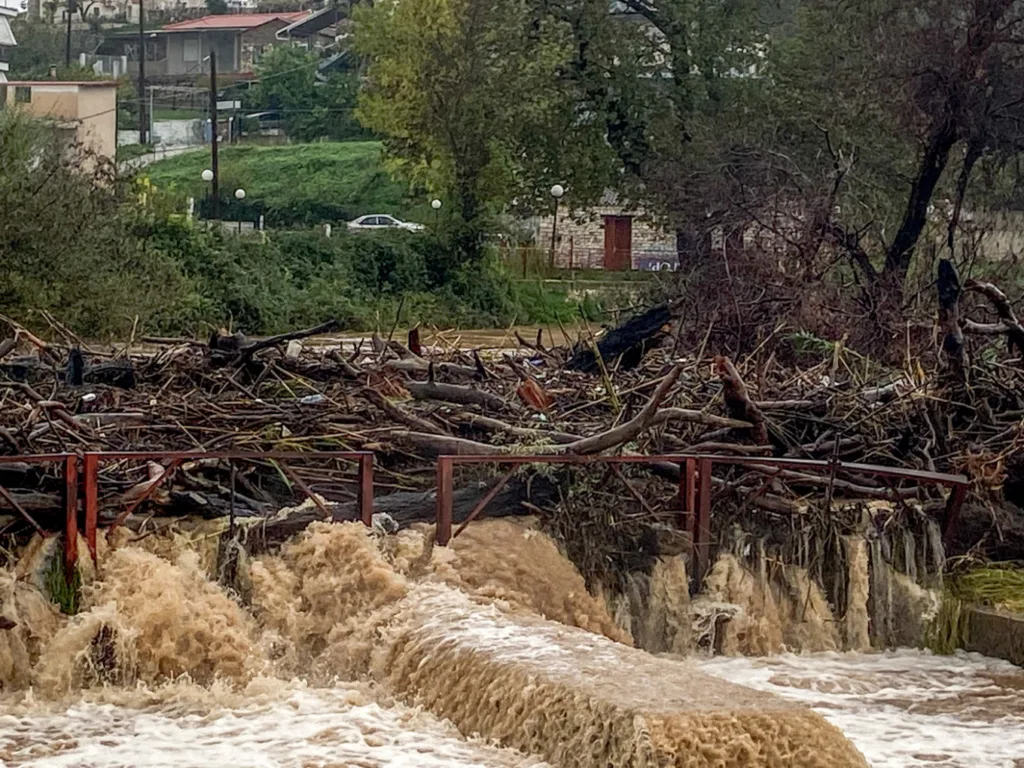 Δυτική Ελλάδα: Κατολισθήσεις, πλημμύρες, δρόμοι που μετατράπηκαν σε ορμητικούς χειμάρρους και ποτάμια! ΦΩΤΟ, ΒΙΝΤΕΟ