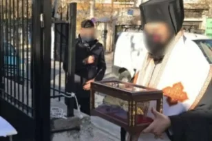 Τα μάγια, τα θαυματουργά λείψανα στην εκκλησία του youtuber ιερέα και ο επίσκοπος-ντίλερ