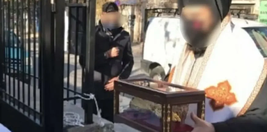 Τα μάγια, τα θαυματουργά λείψανα στην εκκλησία του youtuber ιερέα και ο επίσκοπος-ντίλερ