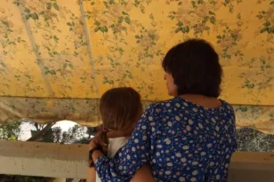 Αντζη Φλογερά – Σταθοπούλου: Το φωτεινό παράδειγμα μιας ανάδοχης μητέρας παιδιού με αναπηρία