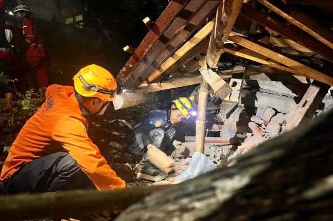 Νεκροί και αγνοούμενοι από κατολίσθηση στην Ινδονησία