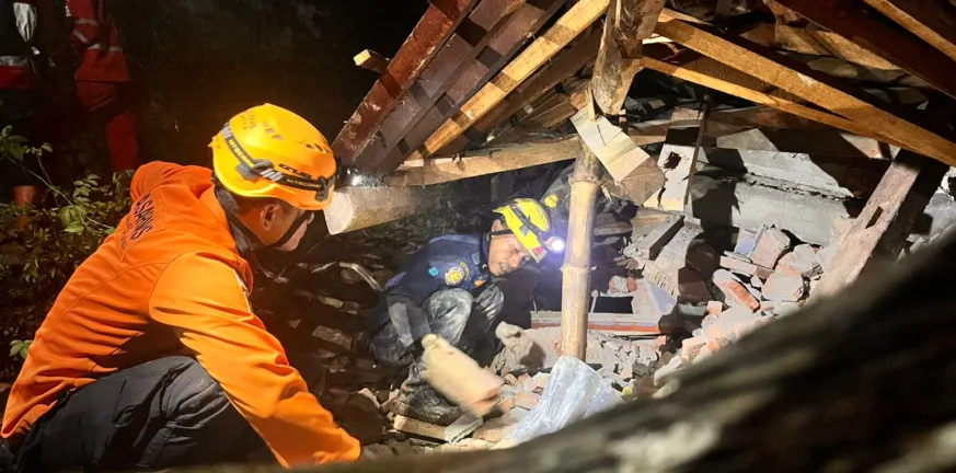 Νεκροί και αγνοούμενοι από κατολίσθηση στην Ινδονησία