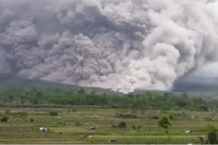 Ινδονησία: Εκκενώθηκαν πάνω από 900 άνθρωποι μετά τις αλλεπάλληλες εκρήξεις του ηφαιστείου Σεμέρου