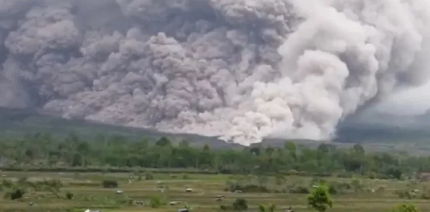 Ινδονησία: Εκκενώθηκαν πάνω από 900 άνθρωποι μετά τις αλλεπάλληλες εκρήξεις του ηφαιστείου Σεμέρου