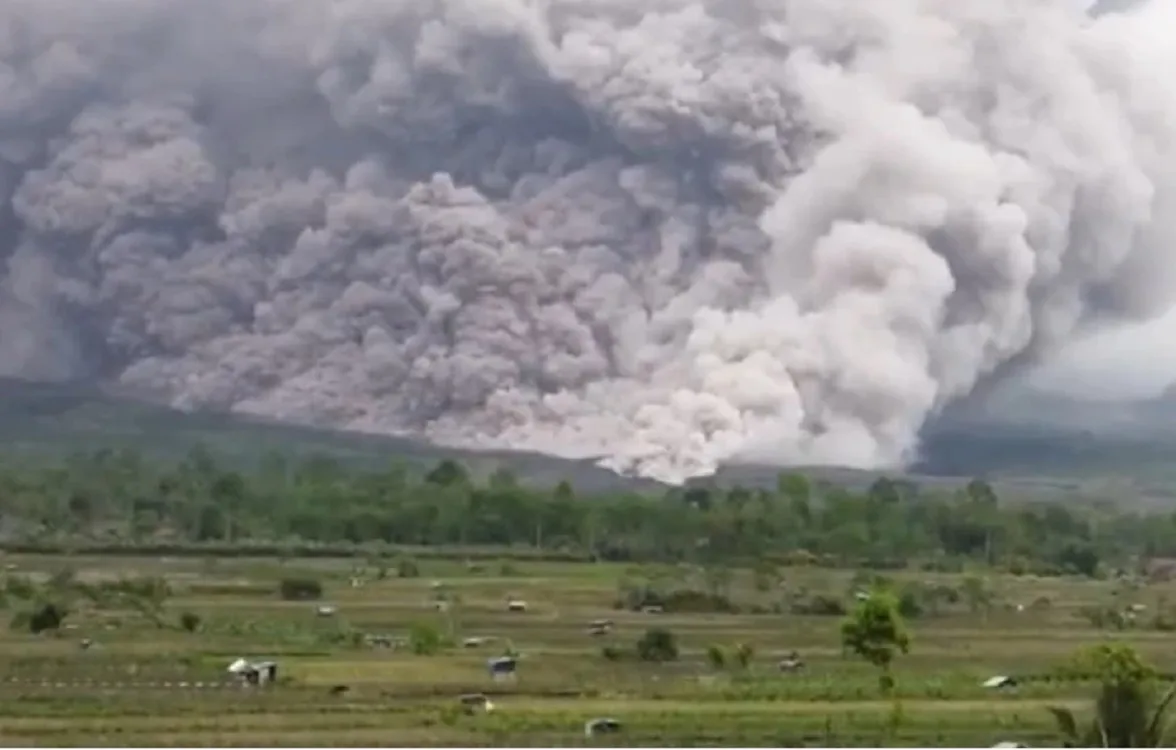 Ινδονησία: Εκκενώθηκαν πάνω από 900 άνθρωποι μετά τις αλλεπάλληλες εκρήξεις του ηφαιστείου Σεμέρου Ινδονησία: Εκκενώθηκαν πάνω από 900 άνθρωποι μετά τις αλλεπάλληλες εκρήξεις του ηφαιστείου Σεμέρου