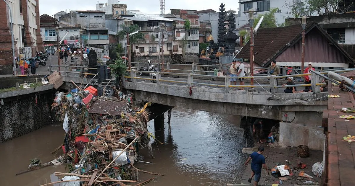 Ινδονησία: Τραγωδία στη Σουμάτρα, 8 νεκροί και δεκάδες τραυματίες από φονικές πλημμύρες και κατολισθήσεις ΒΙΝΤΕΟ