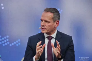 ΑΔΜΗΕ – Μανουσάκης: Η ανάπτυξη των ηλεκτρικών δικτύων να συμβαδίσει με την επενδυτική έκρηξη της Τεχνητής Νοημοσύνης