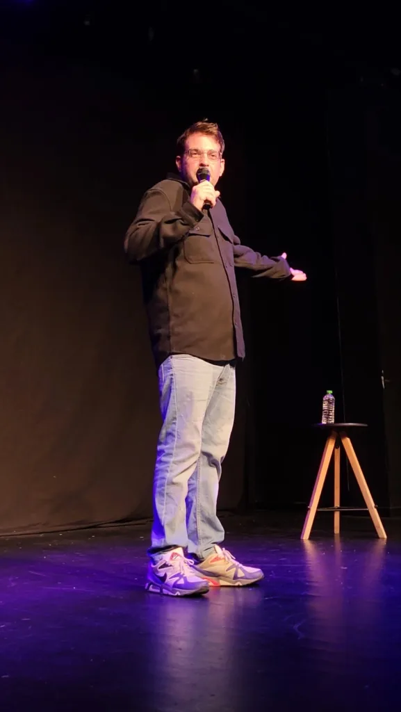 «Ντεκαντάνς»: Ο Jeremy φέρνει το stand-up της παρακμής στο θέατρο act «Ντεκαντάνς»: Ο Jeremy φέρνει το stand-up της παρακμής στο θέατρο act