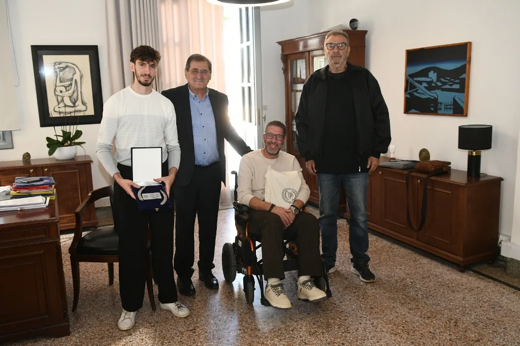 Πάτρα: Τον Αλέξανδρο Σκούρτη της Ολυμπιάδας υποδέχθηκε ο Κώστας Πελετίδης - Χάλκινος στο Παγκόσμιο Πρωτάθλημα Para Athletics Πάτρα: Τον Αλέξανδρο Σκούρτη της Ολυμπιάδας υποδέχθηκε ο Κώστας Πελετίδης - Χάλκινος στο Παγκόσμιο Πρωτάθλημα Para Athletics