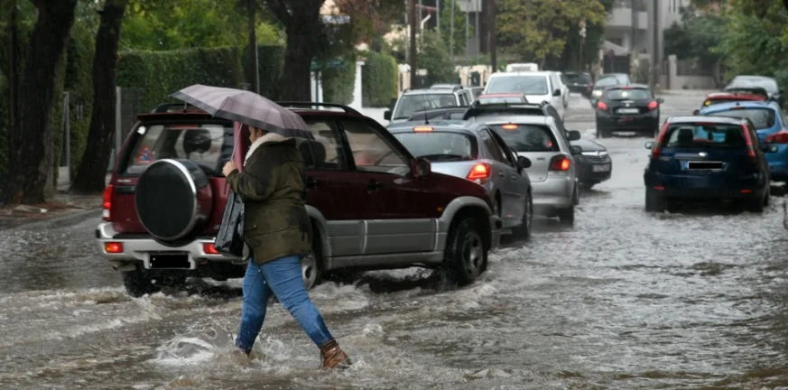 Καιρός: Σε ποιες περιοχές της χώρας συνεχίζονται οι βροχές και καταιγίδες έως την Τετάρτη