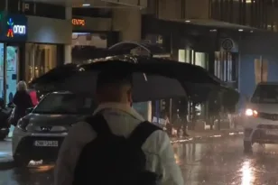 Adel: Καταρρακτώδης βροχή στην Αττική, στα «κόκκινα» οι δρόμοι της Αθήνας