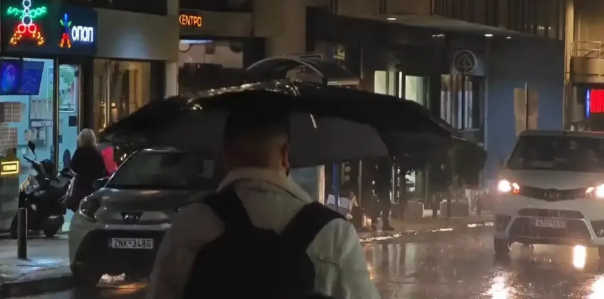 Adel: Καταρρακτώδης βροχή στην Αττική, στα «κόκκινα» οι δρόμοι της Αθήνας