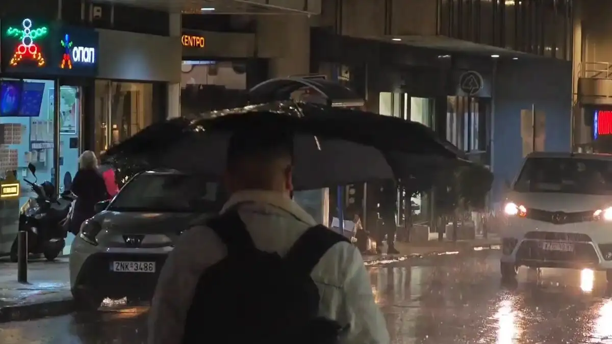 Adel: Καταρρακτώδης βροχή στην Αττική, στα «κόκκινα» οι δρόμοι της Αθήνας Adel: Καταρρακτώδης βροχή στην Αττική, στα «κόκκινα» οι δρόμοι της Αθήνας