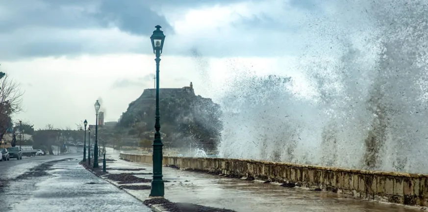 Κακοκαιρία σαρώνει Ιόνια και Ήπειρο: Σοβαρές ζημιές σε Κέρκυρα και Καστοριά