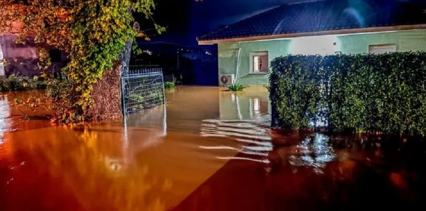 Σαρώνει η κακοκαιρία: Χωριά αποκλεισμένα, ποτάμια στους δρόμους, SOS από Κέρκυρα και Ήπειρο