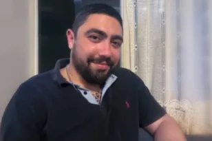 «Σκότωσαν το παιδί μου και το κρέμασαν. Τα μαλλιά του, το πρόσωπό του, ήταν γεμάτα άμμο», συγκλονίζει η χαροκαμένη μάνα του Νίκου Καρακλά