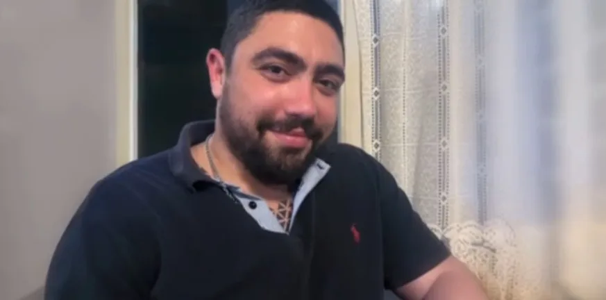 «Σκότωσαν το παιδί μου και το κρέμασαν. Τα μαλλιά του, το πρόσωπό του, ήταν γεμάτα άμμο», συγκλονίζει η χαροκαμένη μάνα του Νίκου Καρακλά