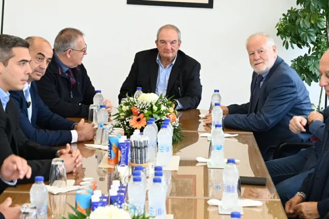 Ο Κώστας Καραμανλής στο Αίγιο ως πρόεδρος των Καπνοπαραγωγών