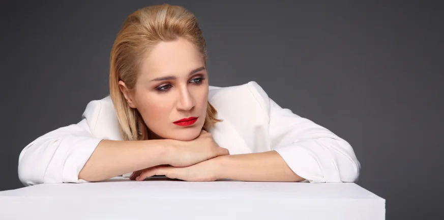 «Δέχτηκα σεξουαλική παρενόχληση και θα με έδιωχναν από τη δουλειά, με κράτησαν οι συνάδελφοι», φορτισμένη αποκάλυψη από τη Βίκυ Κατατζόγλου