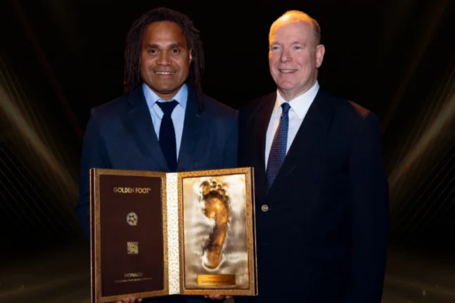 Καρεμπέ: Τιμήθηκε με το «Golden Foot Legend» για την προσφορά του στο ποδόσφαιρο