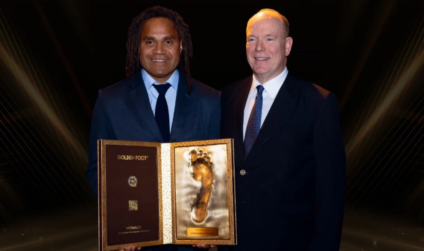 Καρεμπέ: Τιμήθηκε με το «Golden Foot Legend» για την προσφορά του στο ποδόσφαιρο