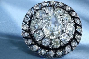 Καρφίτσα του Ναπολέοντα πωλήθηκε σε δημοπρασία για 3,79 εκ. ευρώ ΦΩΤΟ