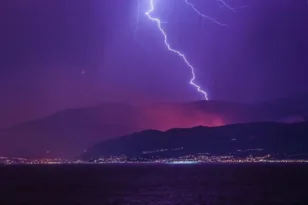 Κακοκαιρία «Adel»: Κόκκινη προειδοποίηση από την ΕΜΥ – Η Δυτική Ελλάδα στο υψηλότερο επίπεδο κινδύνου – Έκτακτο δελτίο επικίνδυνων καιρικών φαινομένων