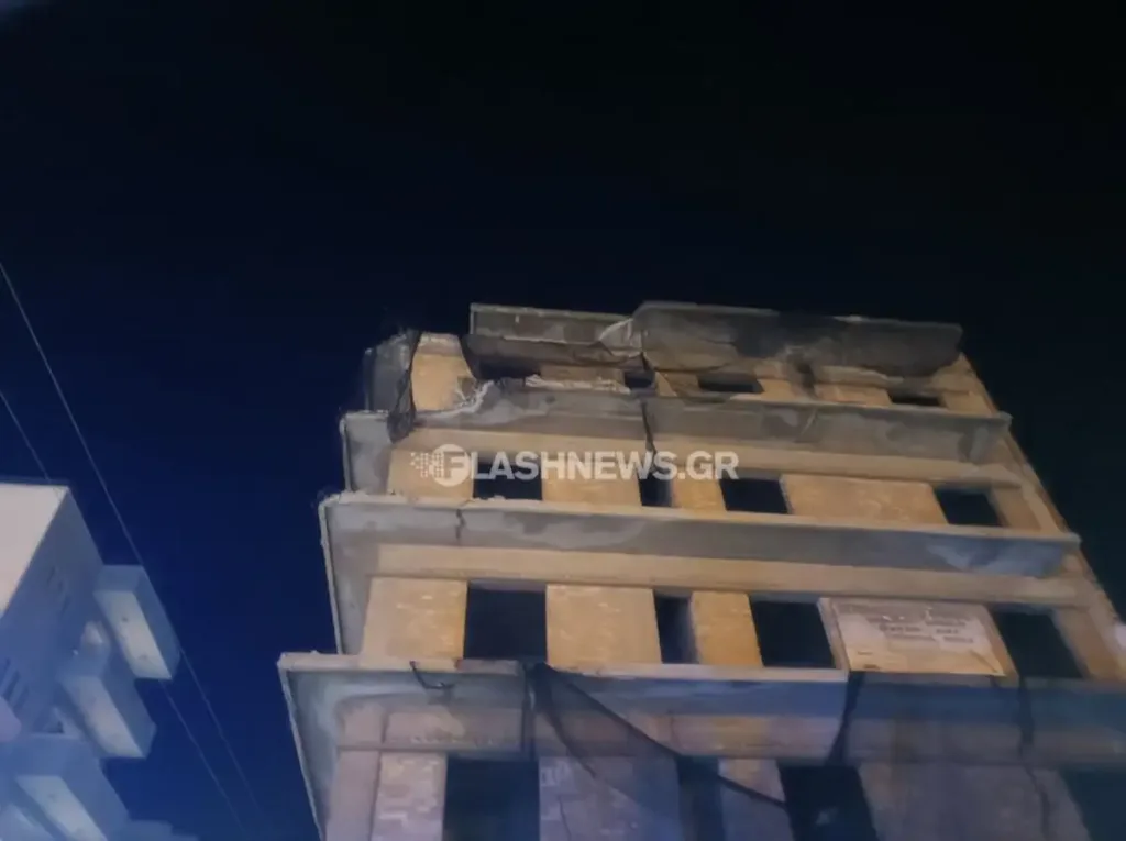 Φόβος και τρόμος στα Χανιά: Μπαλκόνι από 4ο όροφο κατέρρευσε στον δρόμο! ΦΩΤΟ