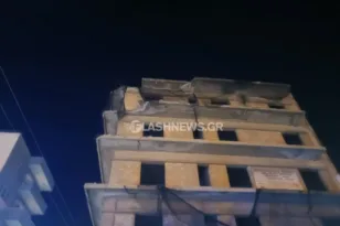 Φόβος και τρόμος στα Χανιά: Μπαλκόνι από 4ο όροφο κατέρρευσε στον δρόμο! ΦΩΤΟ