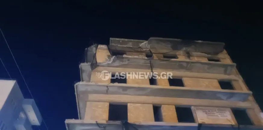 Φόβος και τρόμος στα Χανιά: Μπαλκόνι από 4ο όροφο κατέρρευσε στον δρόμο! ΦΩΤΟ