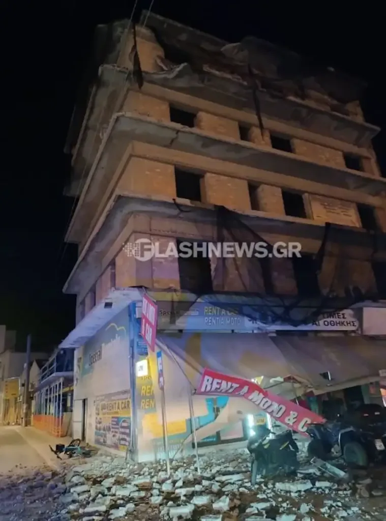 Φόβος και τρόμος στα Χανιά: Μπαλκόνι από 4ο όροφο κατέρρευσε στον δρόμο! ΦΩΤΟ