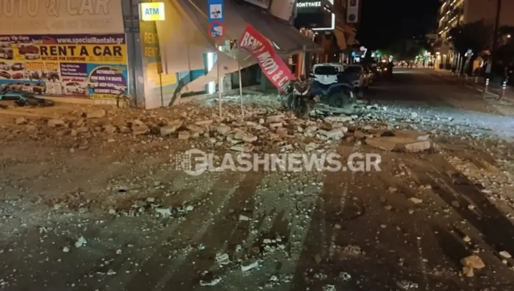 Φόβος και τρόμος στα Χανιά: Μπαλκόνι από 4ο όροφο κατέρρευσε στον δρόμο! ΦΩΤΟ