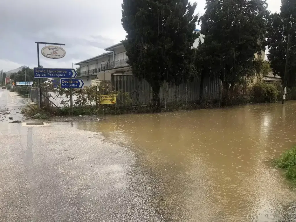 Ηγουμενίτσα–Κέρκυρα υπό νερό: Διακοπές κυκλοφορίας και οδηγοί εγκλωβισμένοι σε δευτερόλεπτα ΦΩΤΟ-ΒΙΝΤΕΟ