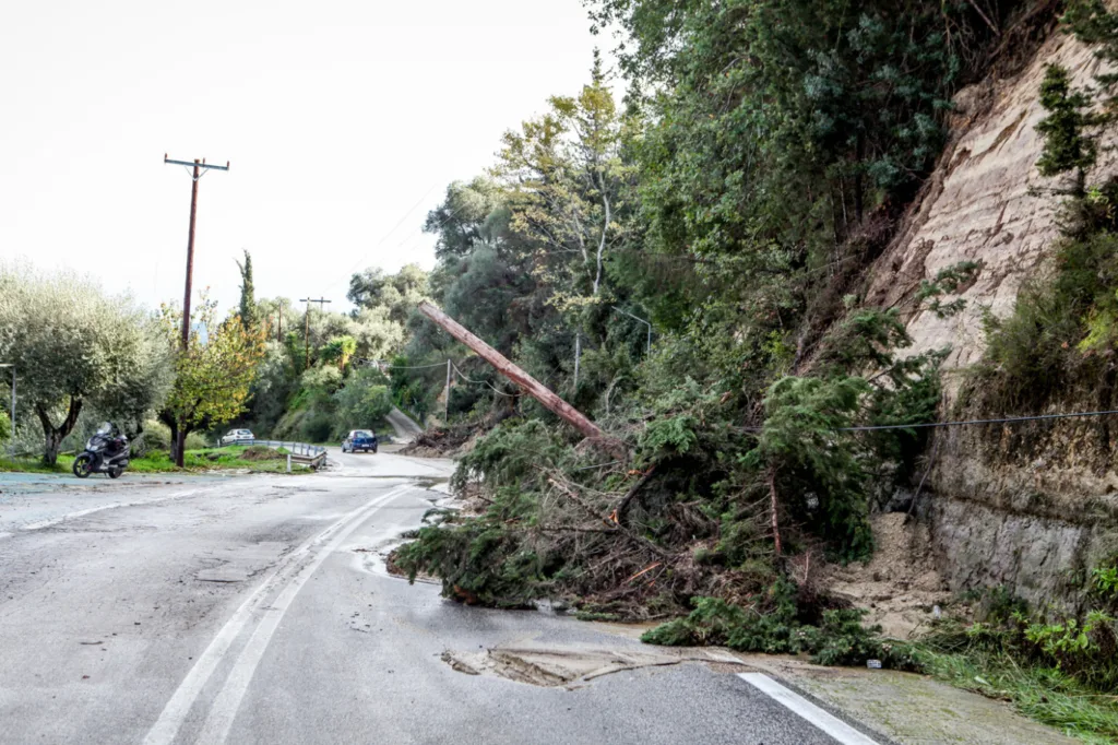 Δυτική Ελλάδα: Κατολισθήσεις, πλημμύρες, δρόμοι που μετατράπηκαν σε ορμητικούς χειμάρρους και ποτάμια! ΦΩΤΟ, ΒΙΝΤΕΟ