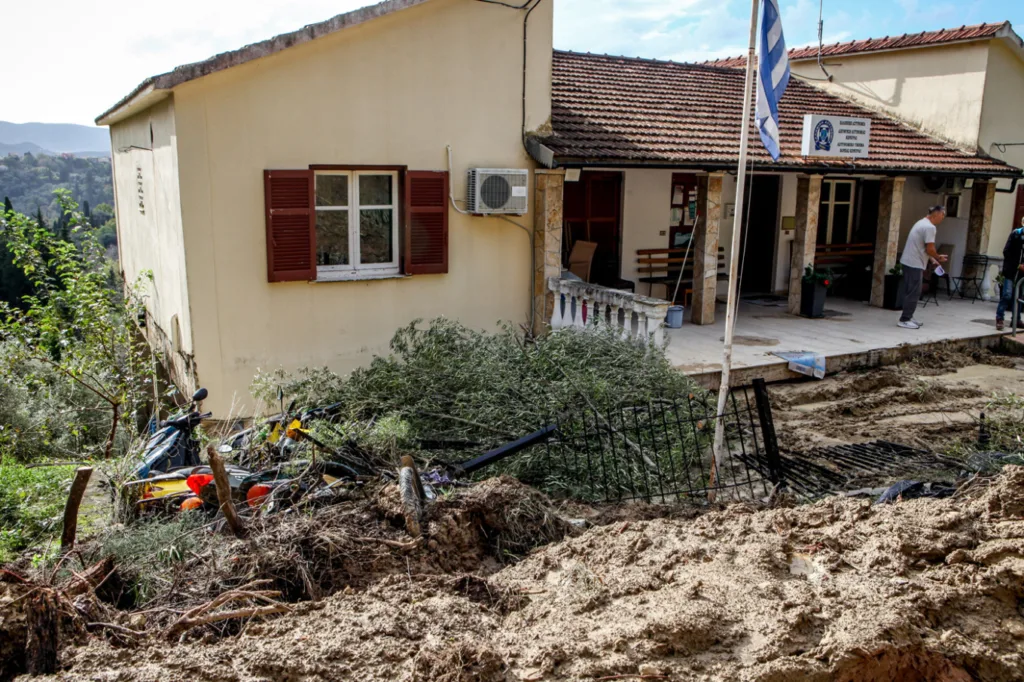 Δυτική Ελλάδα: Κατολισθήσεις, πλημμύρες, δρόμοι που μετατράπηκαν σε ορμητικούς χειμάρρους και ποτάμια! ΦΩΤΟ, ΒΙΝΤΕΟ