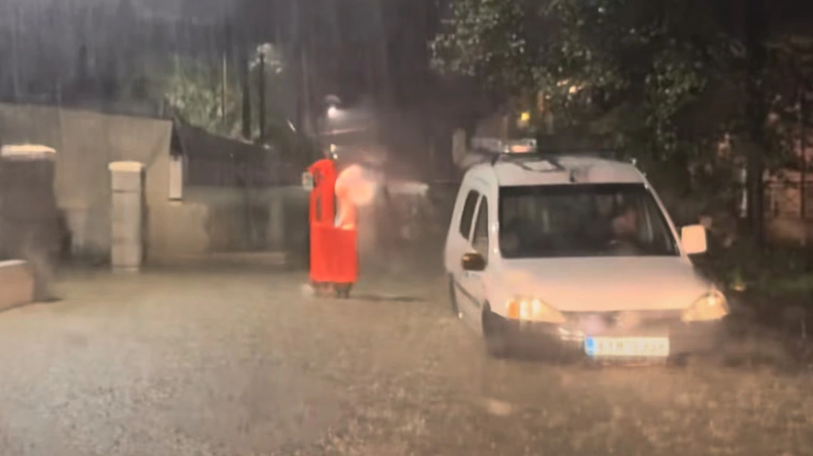 Κέρκυρα: Η Adel τη «σφυροκοπά» ανελέητα! Πλημμύρισαν δρόμοι, αεροσκάφος δεν κατάφερε να προσγειωθεί, ΒΙΝΤΕΟ Κέρκυρα: Η Adel τη «σφυροκοπά» ανελέητα! Πλημμύρισαν δρόμοι, αεροσκάφος δεν κατάφερε να προσγειωθεί, ΒΙΝΤΕΟ