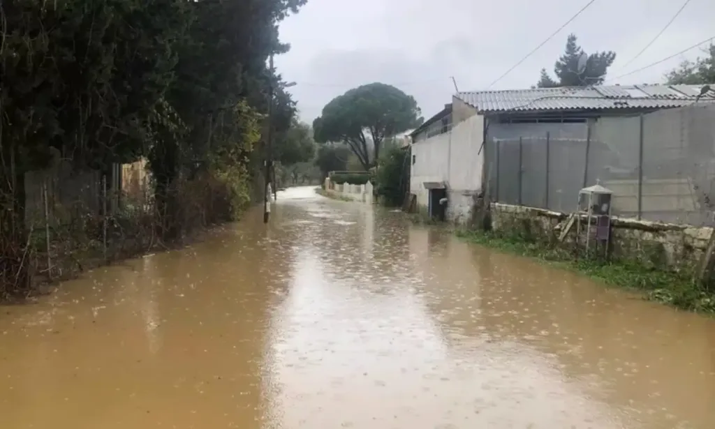 Ηγουμενίτσα–Κέρκυρα υπό νερό: Διακοπές κυκλοφορίας και οδηγοί εγκλωβισμένοι σε δευτερόλεπτα ΦΩΤΟ-ΒΙΝΤΕΟ