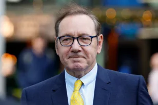 Κέβιν Σπέισι: Ξανά σε δίκη – Τον κατηγορούν τρεις άνδρες για σεξουαλική κακοποίηση