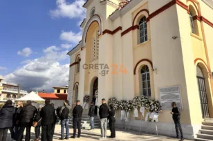 Κρήτη: Με λευκά τριαντάφυλλα αποχαιρετούν τον 19χρονο Ραφαήλ στο Τυμπάκι ΦΩΤΟ