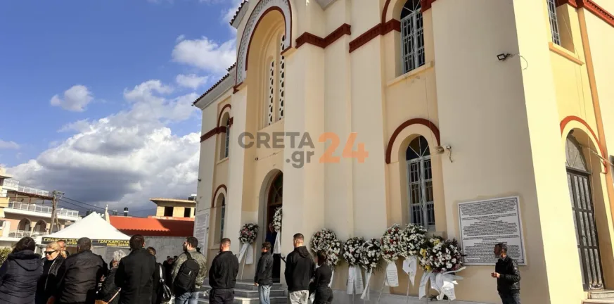 Κρήτη: Με λευκά τριαντάφυλλα αποχαιρετούν τον 19χρονο Ραφαήλ στο Τυμπάκι ΦΩΤΟ