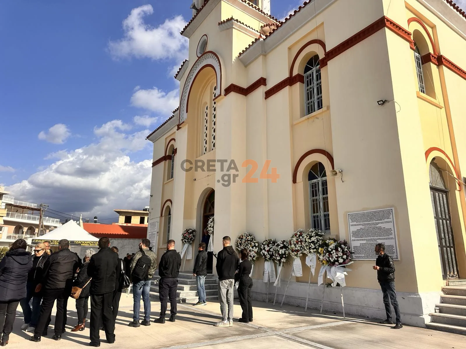 Κρήτη: Με λευκά τριαντάφυλλα αποχαιρετούν τον 19χρονο Ραφαήλ στο Τυμπάκι ΦΩΤΟ