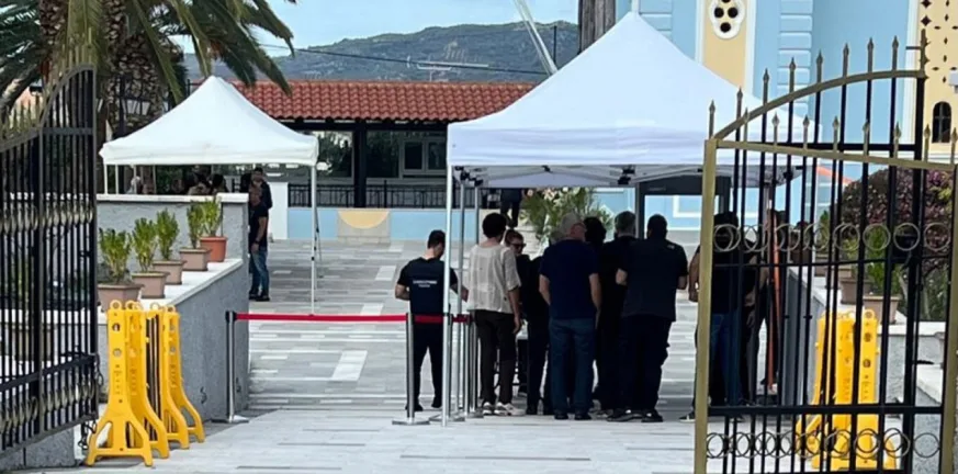 Θρήνος στην κηδεία της Ευαγγελίας Φραγκιαδάκη - Ανιχνευτές μετάλλων και σκύλοι της ΕΛΑΣ σε πλήρη δράση ΒΙΝΤΕΟ