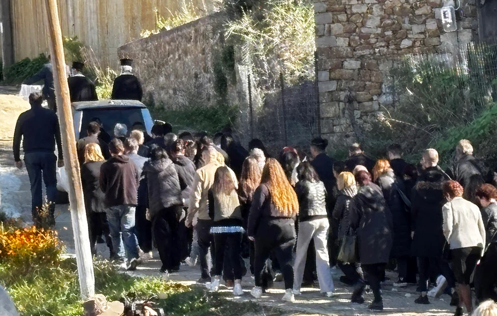 Δυτική Αχαΐα: Σπαραγμός στην κηδεία του μικρού Ανδρέα - «Που είσαι αγάπη μου» φώναζε η μητέρα ΦΩΤΟ