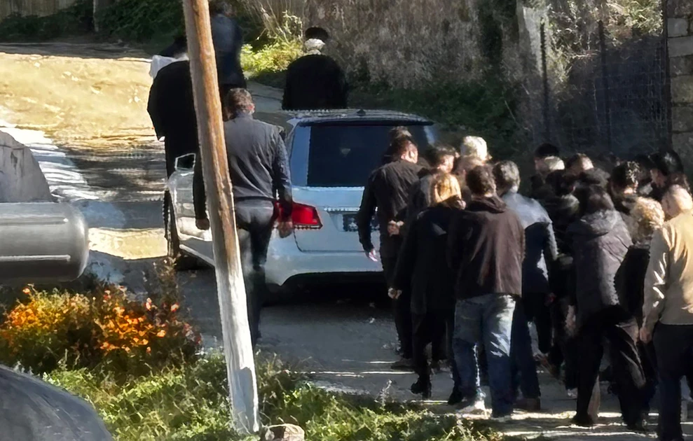 Δυτική Αχαΐα: Σπαραγμός στην κηδεία του μικρού Ανδρέα - «Που είσαι αγάπη μου» φώναζε η μητέρα ΦΩΤΟ