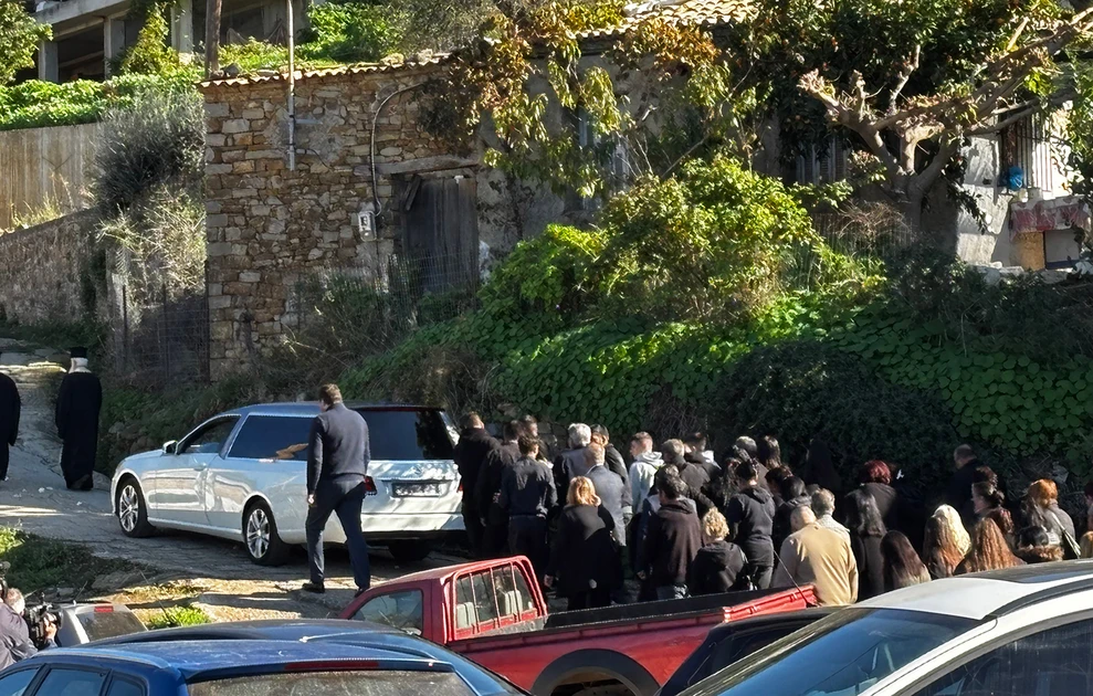 Δυτική Αχαΐα: Σπαραγμός στην κηδεία του μικρού Ανδρέα - «Που είσαι αγάπη μου» φώναζε η μητέρα ΦΩΤΟ