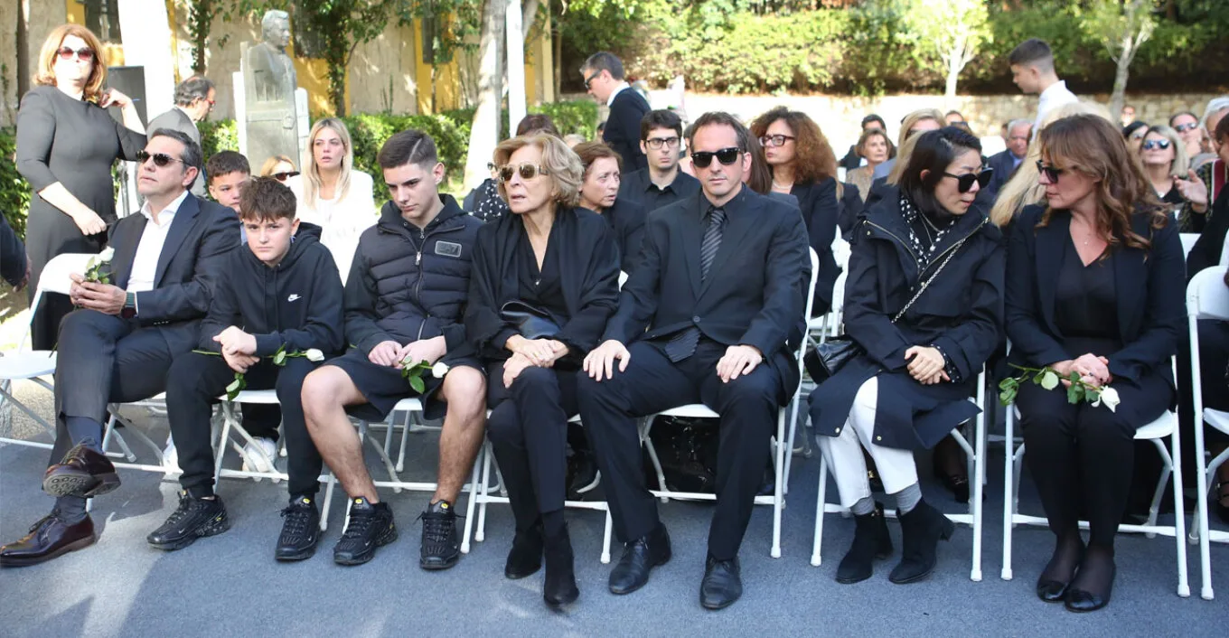 Τελευταίο αντίο στον Αλέκο Φλαμπουράρη: Βαρύ το κλίμα στο Πάρκο Ελευθερίας ΦΩΤΟ Τελευταίο αντίο στον Αλέκο Φλαμπουράρη: Βαρύ το κλίμα στο Πάρκο Ελευθερίας ΦΩΤΟ