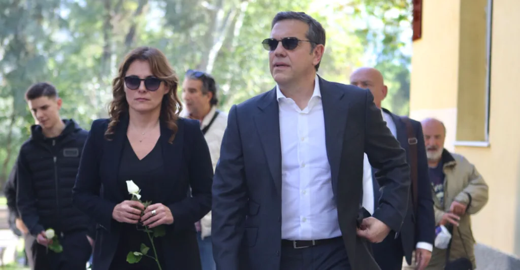 Τελευταίο αντίο στον Αλέκο Φλαμπουράρη: Βαρύ το κλίμα στο Πάρκο Ελευθερίας ΦΩΤΟ