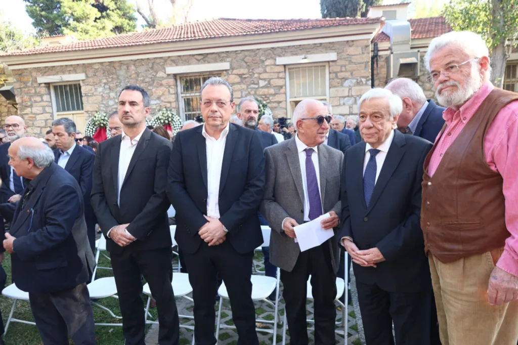 Τελευταίο αντίο στον Αλέκο Φλαμπουράρη: Βαρύ το κλίμα στο Πάρκο Ελευθερίας ΦΩΤΟ