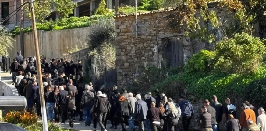 Δυτική Αχαΐα: Σπαραγμός στην κηδεία του μικρού Ανδρέα - «Καλύτερα να πέθαινα εγώ παρά το παιδί» ΦΩΤΟ